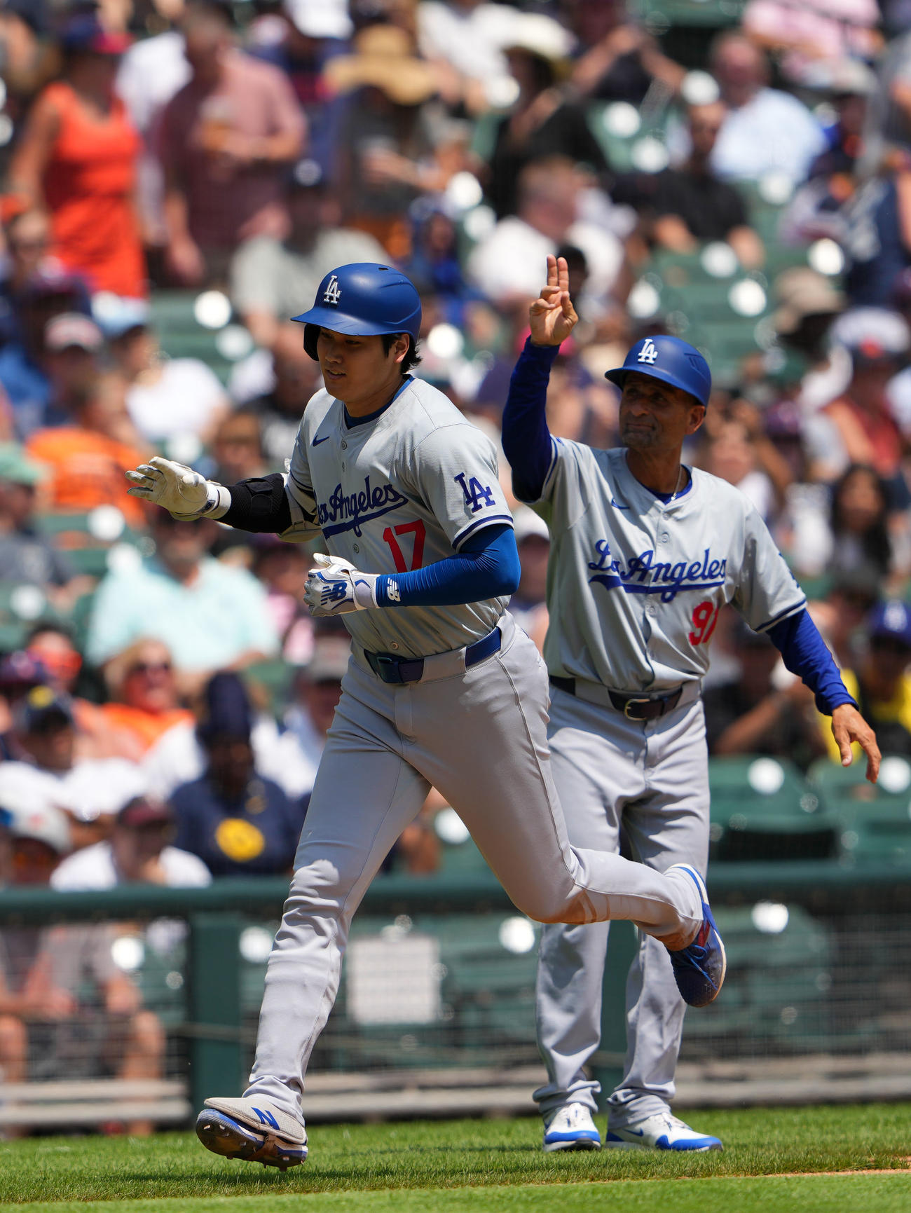 タイガース対ドジャース　5回表ドジャース無死、米国通算200号となる右越え本塁打を放ちタッチを交わす大谷。右は2本指を立てるディノ・イブルコーチ（撮影・横山健太）