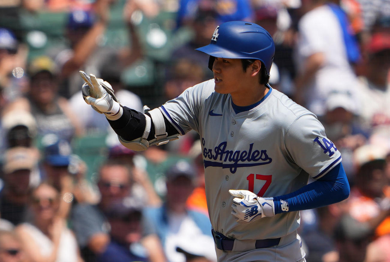 タイガース対ドジャース　5回表ドジャース無死、米国通算200号となる右越え本塁打を放ち2本指を立てる大谷（撮影・横山健太）