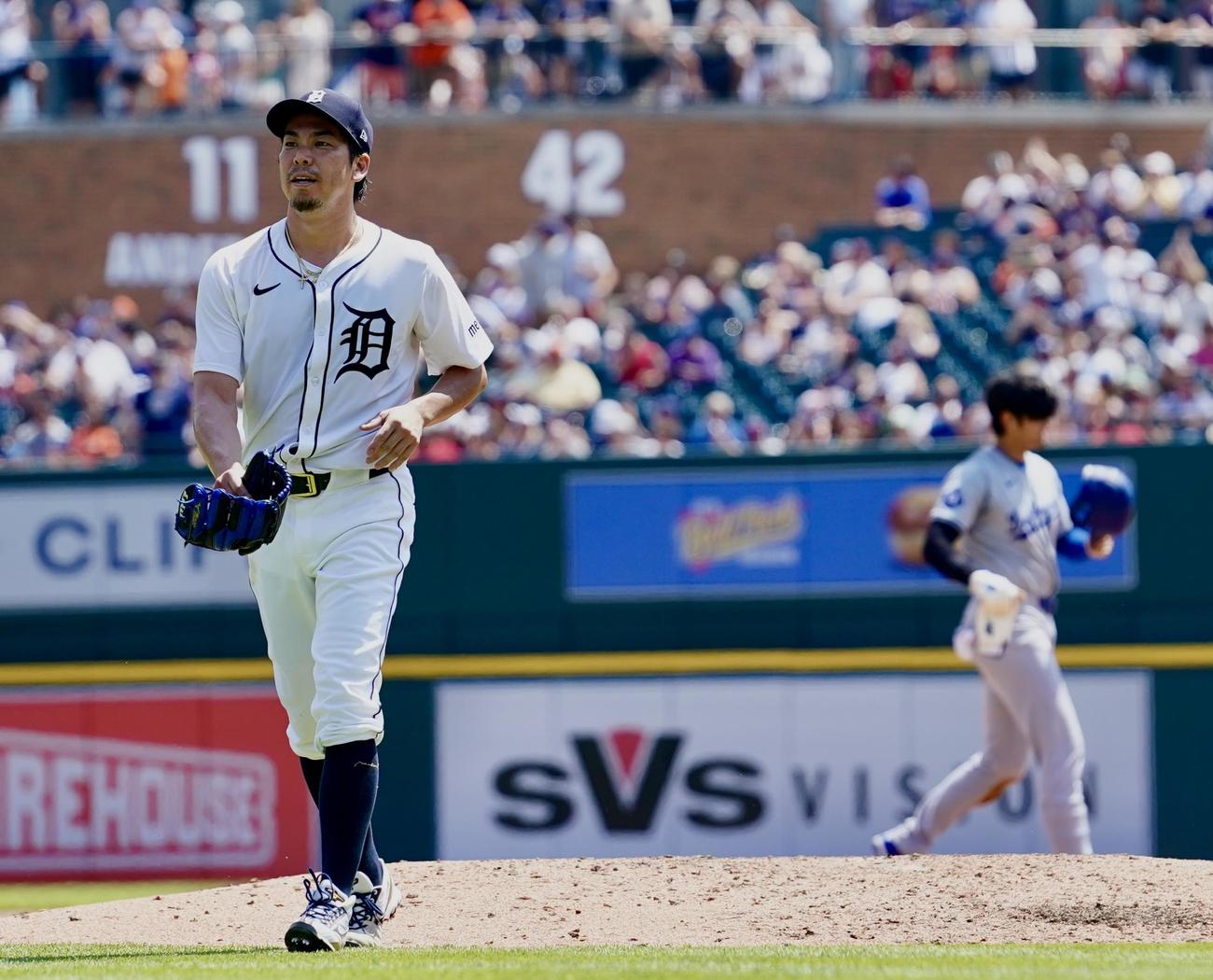 タイガース対ドジャース　5回表を無失点に抑え引きあげるタイガース前田。右は大谷（撮影・横山健太）