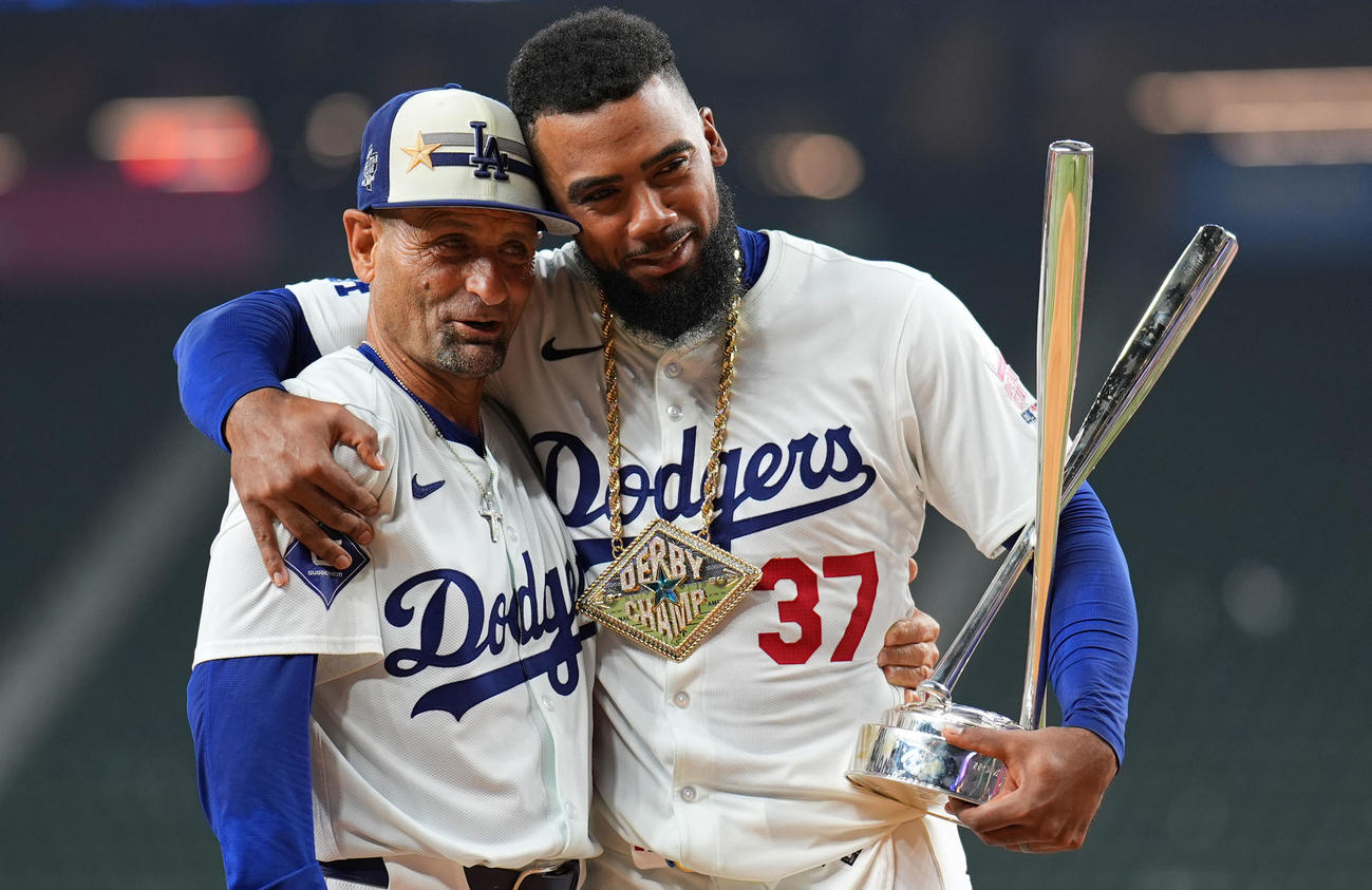 ホームランダービーで優勝しドジャースのエベルコーチ（左）と抱き合うテオスカー・ヘルナンデス（撮影・横山健太）