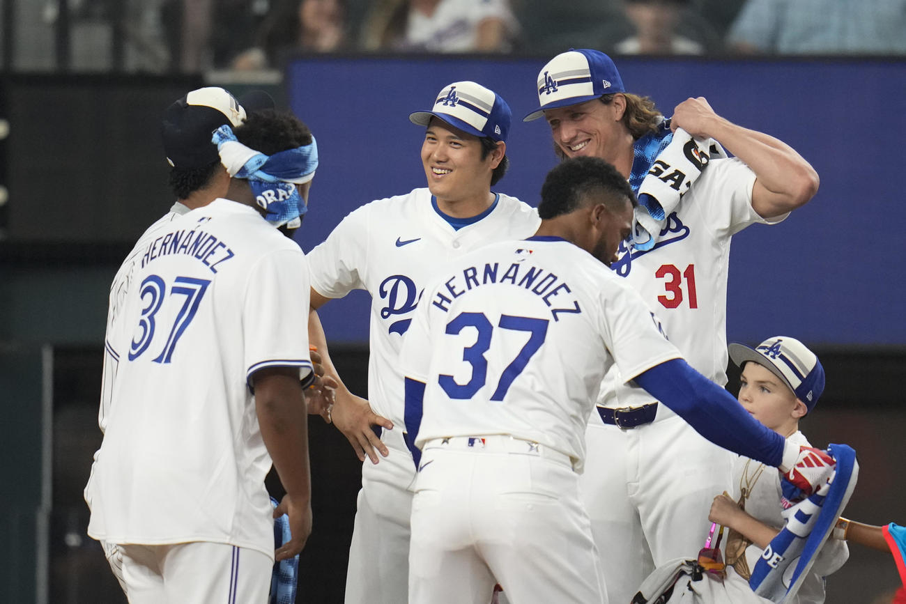 Tヘルナンデスを励ます大谷翔平（AP）