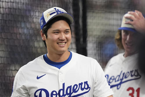 Tヘルナンデスを励ます大谷翔平（AP）