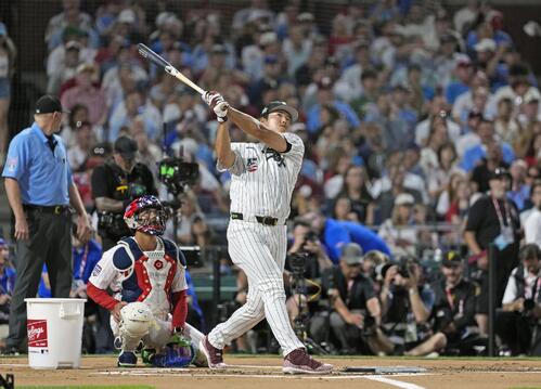米大リーグ、オールスター戦前日恒例の本塁打競争に出場したホワイトソックスの村上宗隆=13日、フィラデルフィア(共同)