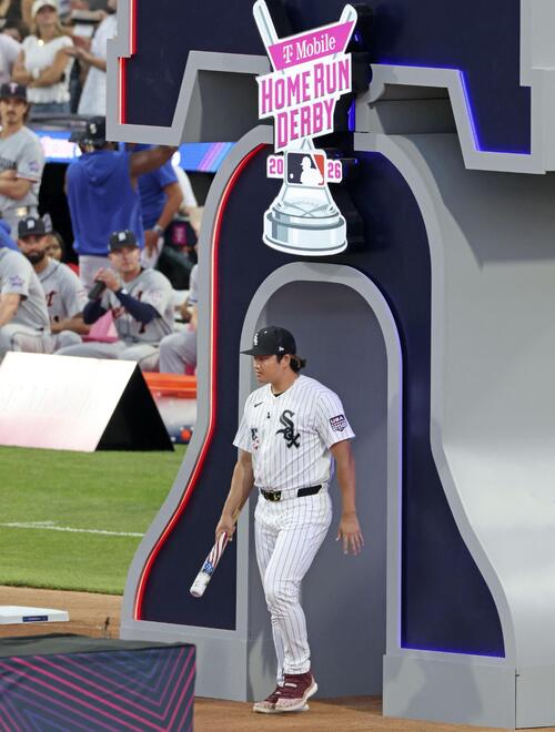 本塁打競争で選手紹介を受けるホワイトソックス・村上=フィラデルフィア(共同)