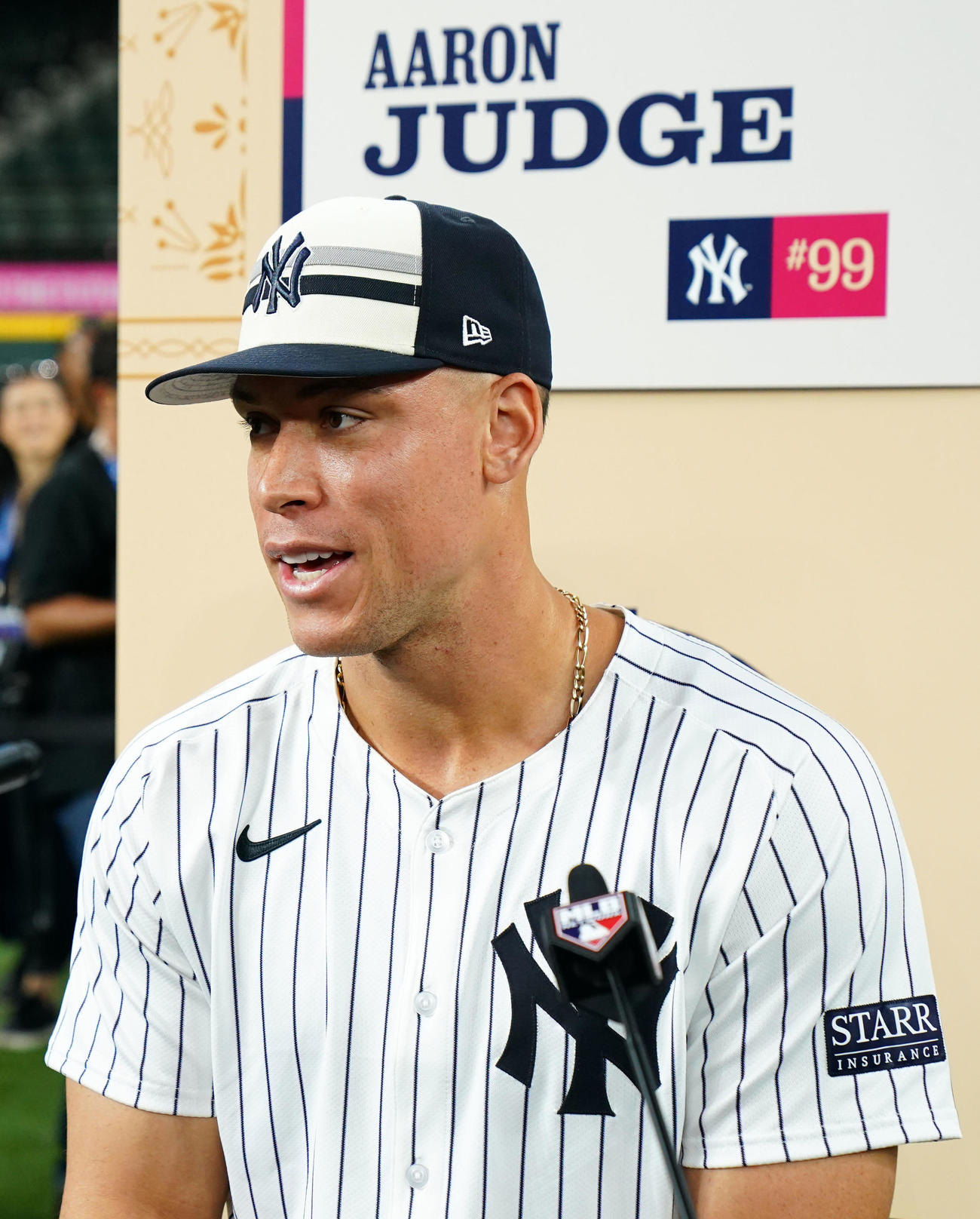 前日会見で取材に応じるアーロン・ジャッジ（撮影・横山健太）