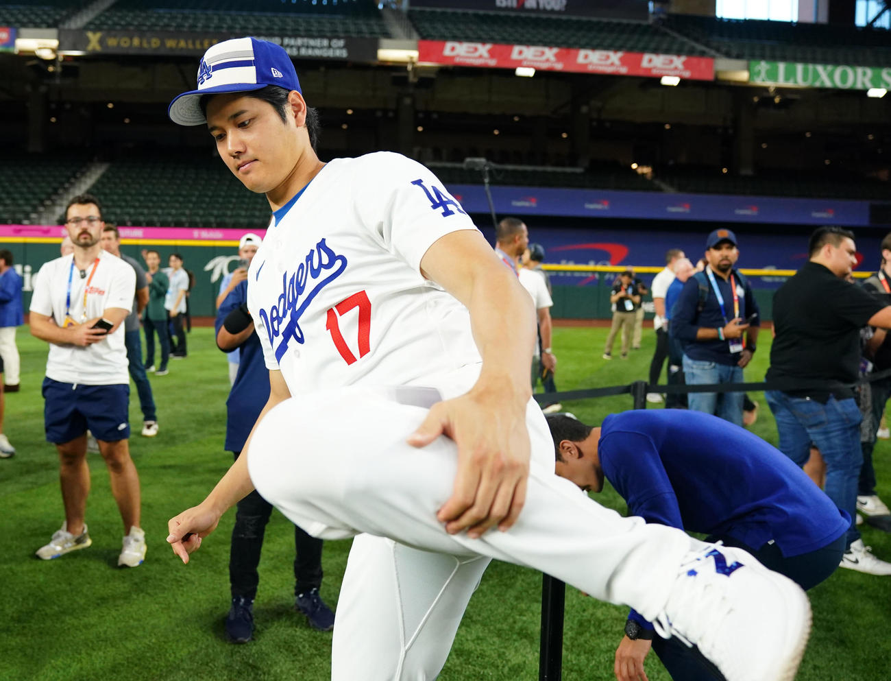 会見を終え引き揚げる大谷（撮影・横山健太）