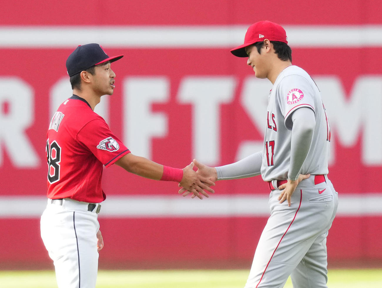 ガーディアンズのクワン（左）と握手するエンゼルス時代の大谷（2022年9月撮影・菅敏）