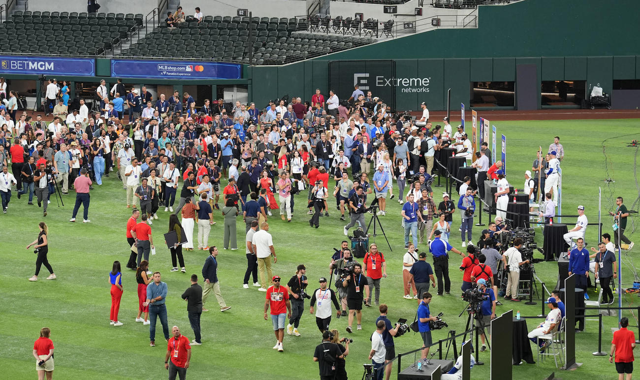 前日会見の大谷ブースに集まる報道陣（撮影・横山健太）