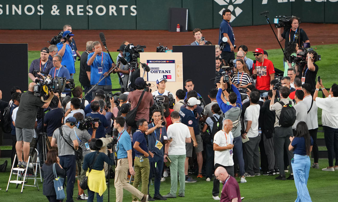前日会見の大谷ブースに集まる報道陣（撮影・横山健太）