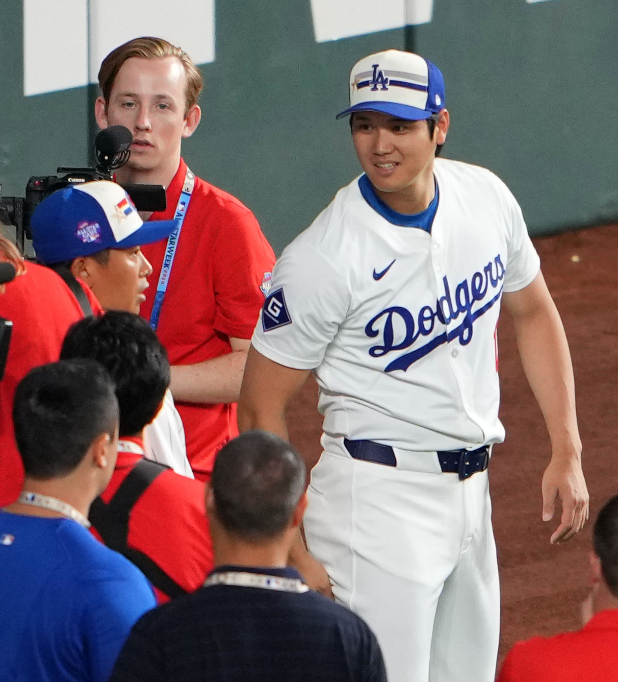 言葉を交わす大谷（右）と今永（撮影・横山健太）