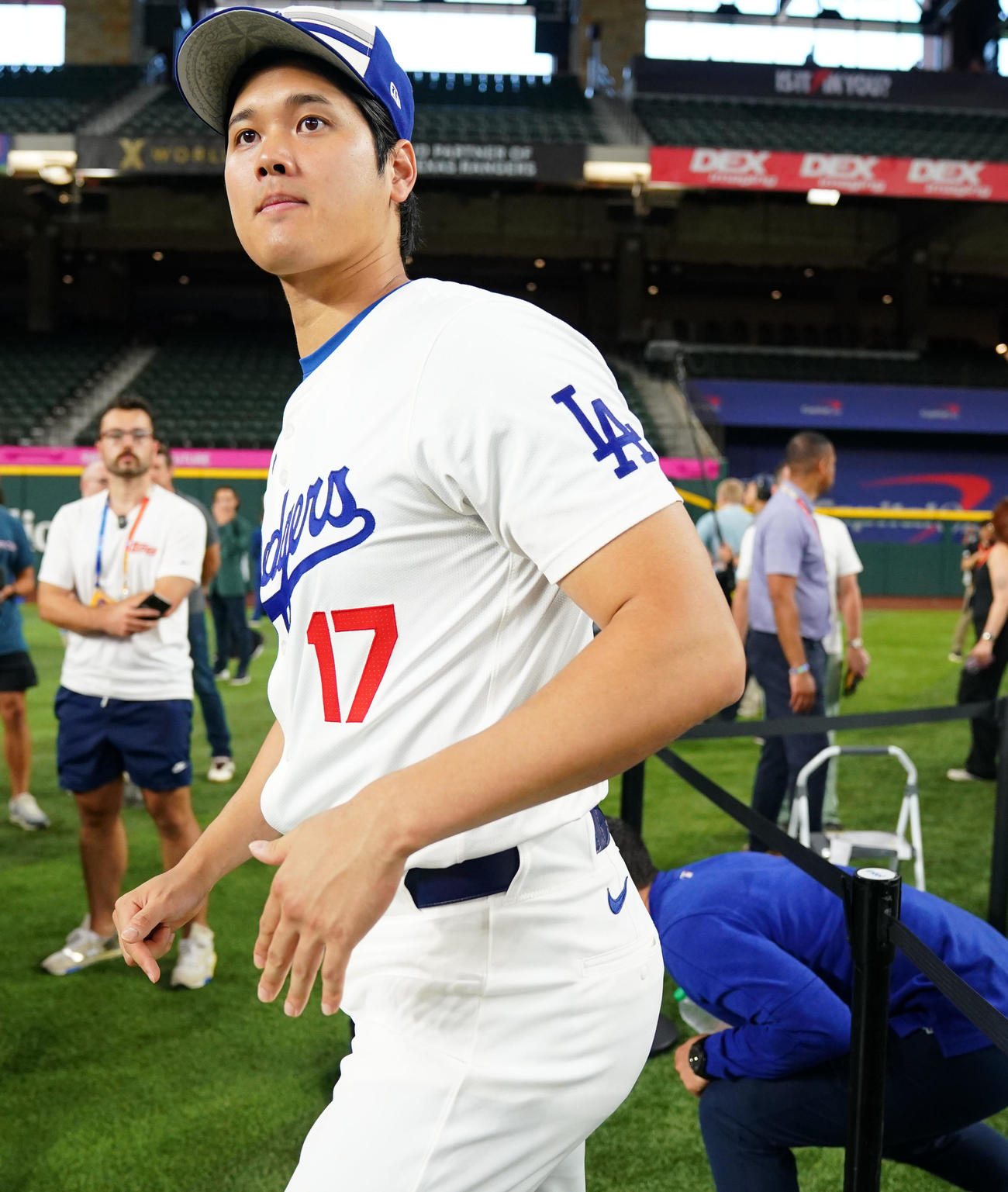 会見を終え引き揚げる大谷（撮影・横山健太）