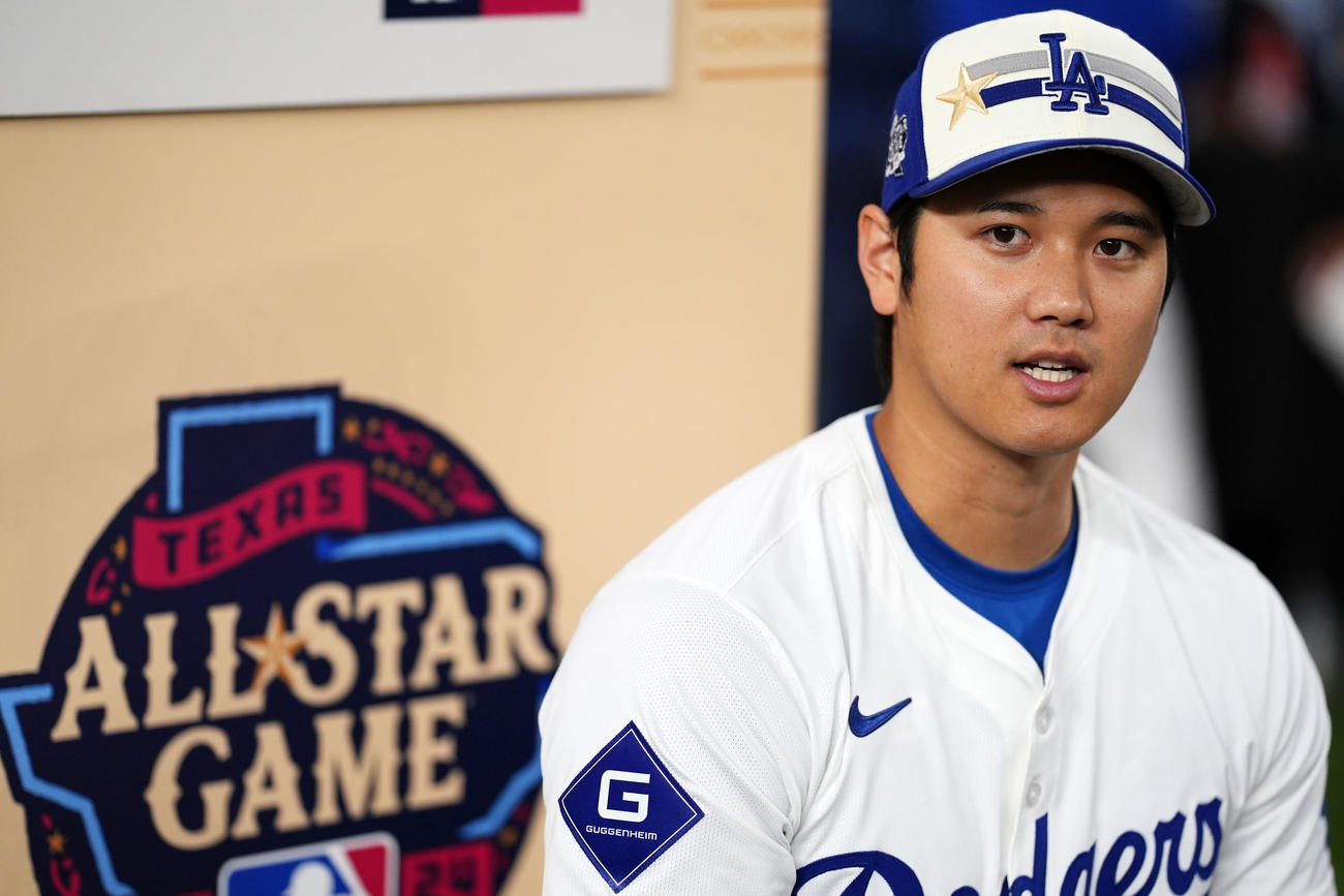 大谷翔平の1日…取材対応、球拾い、左投げ披露、本塁打競争で