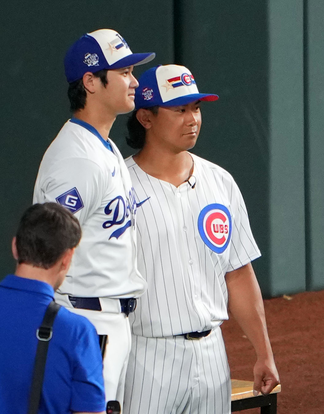 笑顔で写真に納まる大谷（左）と今永（撮影・横山健太）