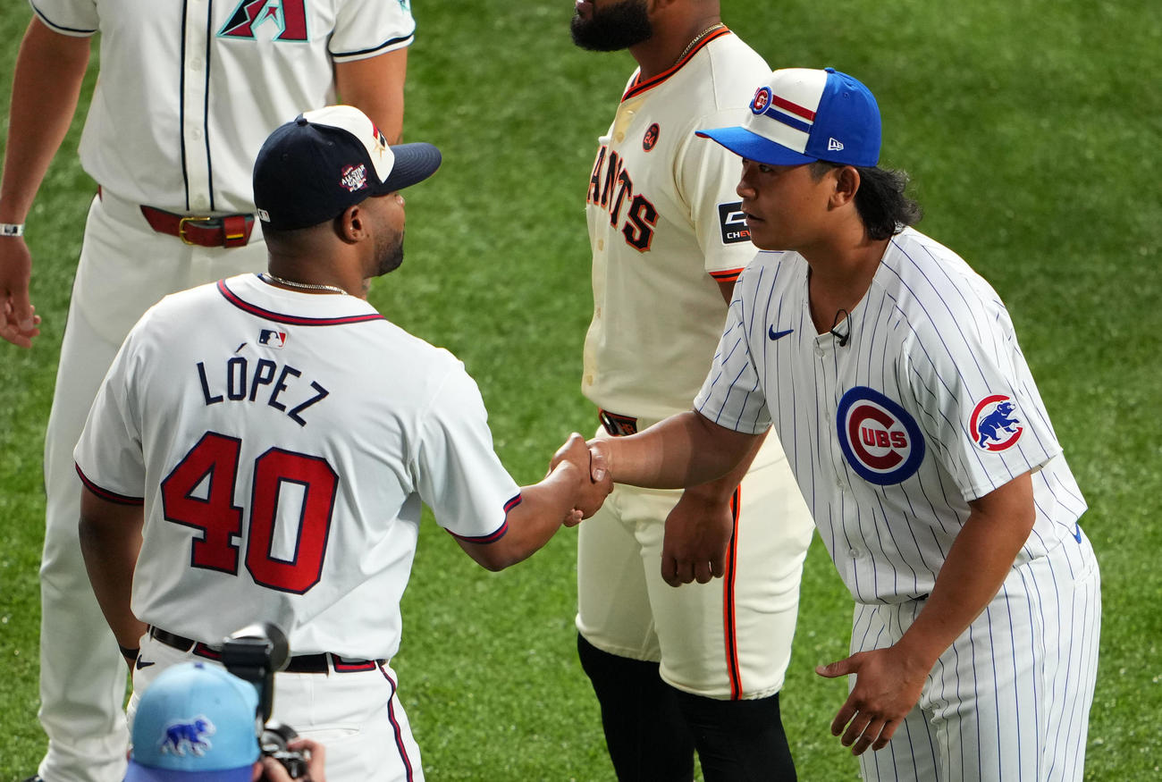 ナショナルリーグの選手たちにあいさつへ回る今永（撮影・横山健太）