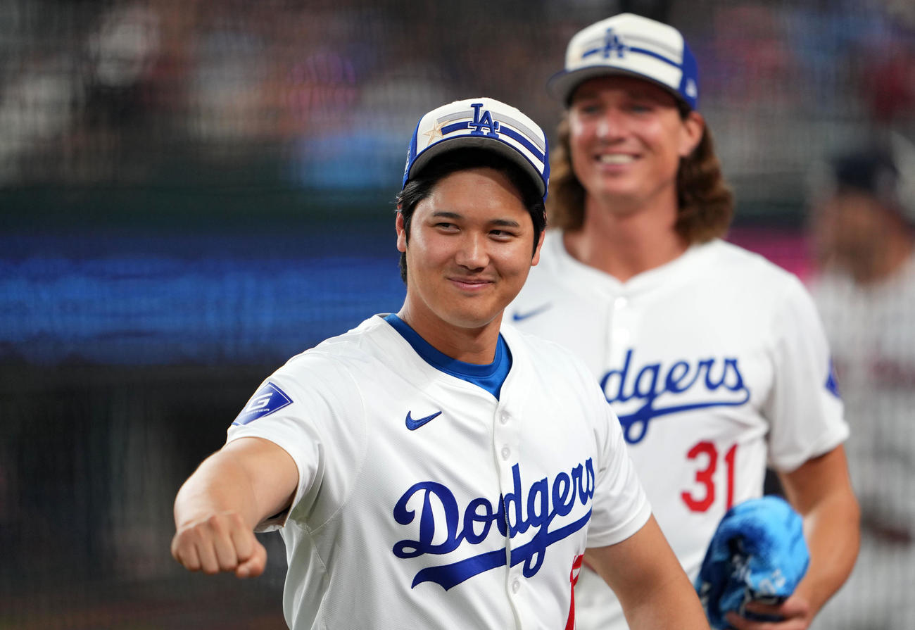 ホームランダービーで投手役を務めたドジャースのエベルコーチとタッチを交わす大谷（撮影・横山健太）