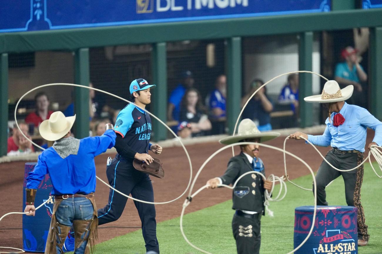 ナ・リーグ対ア・リーグ　カウボーイたちの間から入場するドジャース大谷（撮影・横山健太）