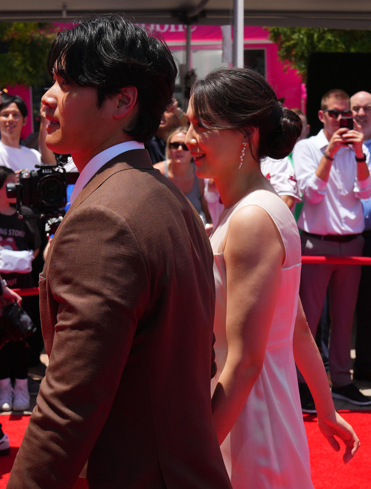 レッドカーペットを歩く大谷翔平（左）と真美子さん（撮影・横山健太）