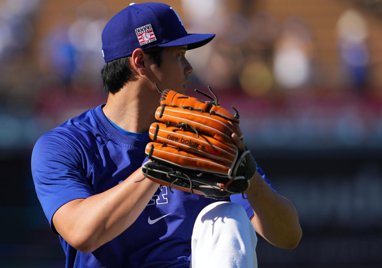 ドジャース対レッドソックス　キャッチボールをするドジャース大谷（撮影・横山健太）