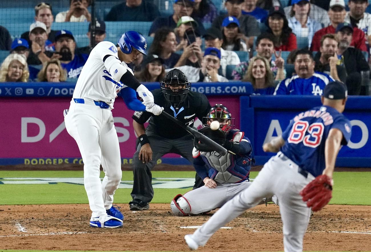 ドジャース対レッドソックス　8回裏ドジャース1死一塁、左翼線へ二塁打を放つ大谷（撮影・横山健太）