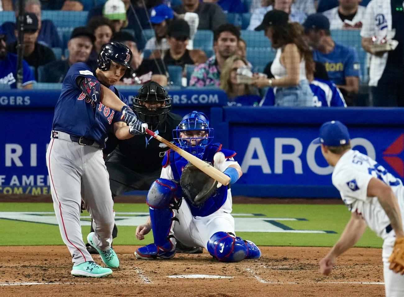 ドジャース対レッドソックス　4回表レッドソックス無死一、二塁、中飛に倒れる吉田（撮影・横山健太）