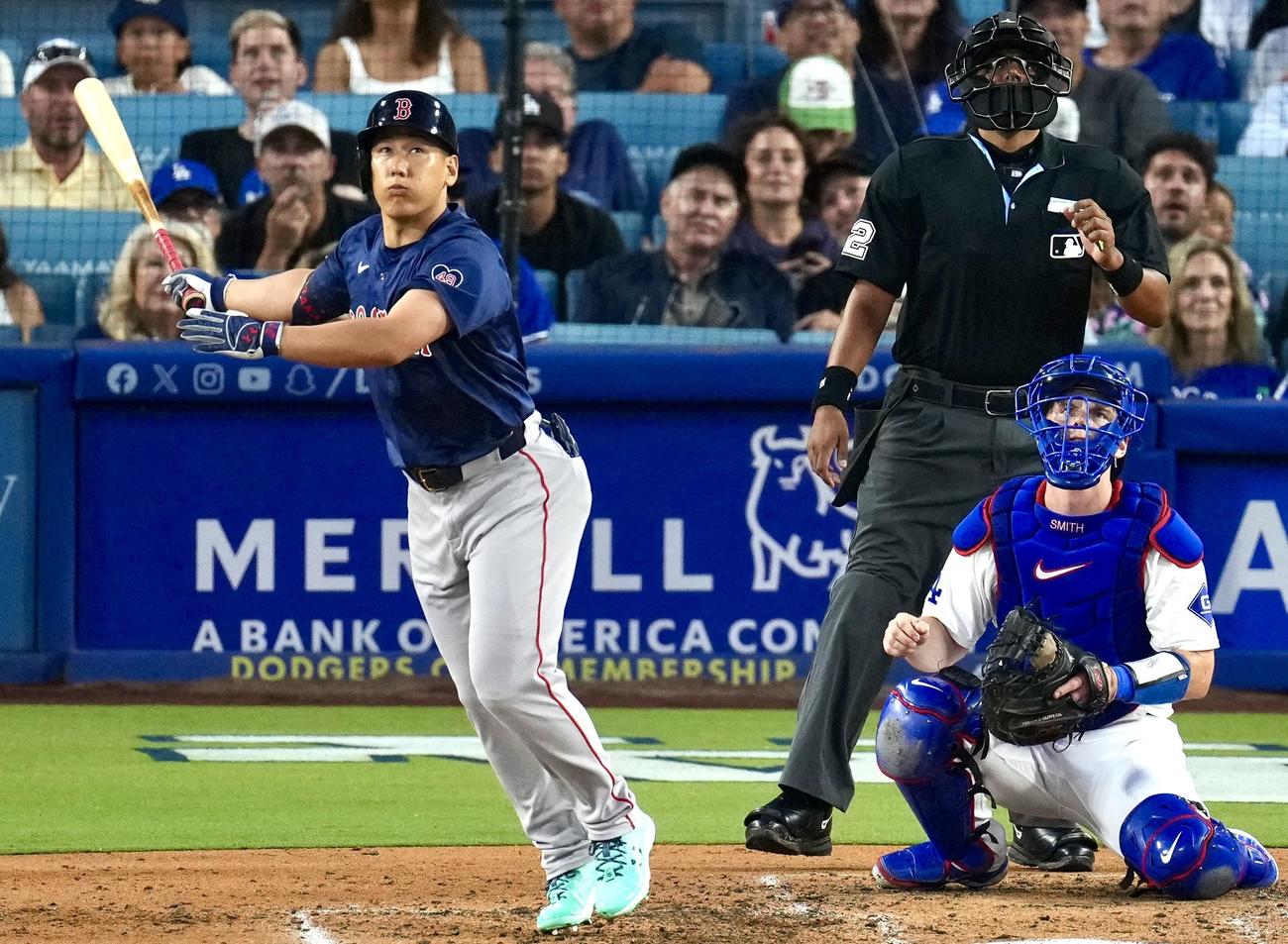 ドジャース対レッドソックス　4回表レッドソックス無死一、二塁、中飛に倒れる吉田（撮影・横山健太）