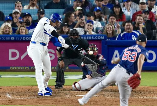 ドジャース対レッドソックス　8回裏ドジャース1死一塁、左翼線へ二塁打を放つ大谷（撮影・横山健太）