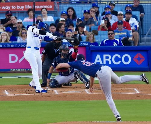ドジャース対レッドソックス　1回裏ドジャース無死、三振に倒れる大谷（撮影・横山健太）