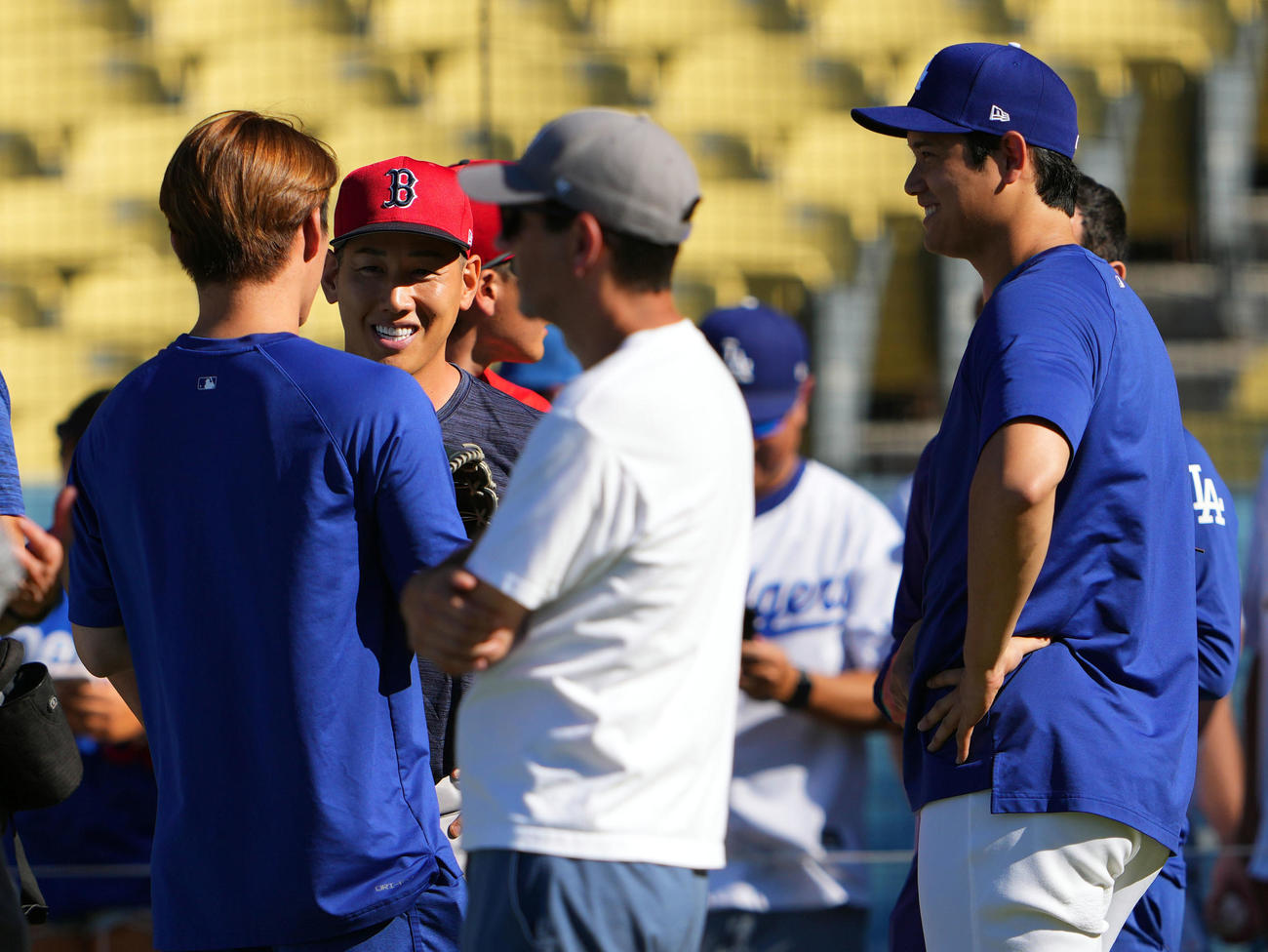 ドジャース対レッドソックス　試合前に会話を交わす、左からドジャース山本、レッドソックス吉田、ドジャース大谷（撮影・横山健太）