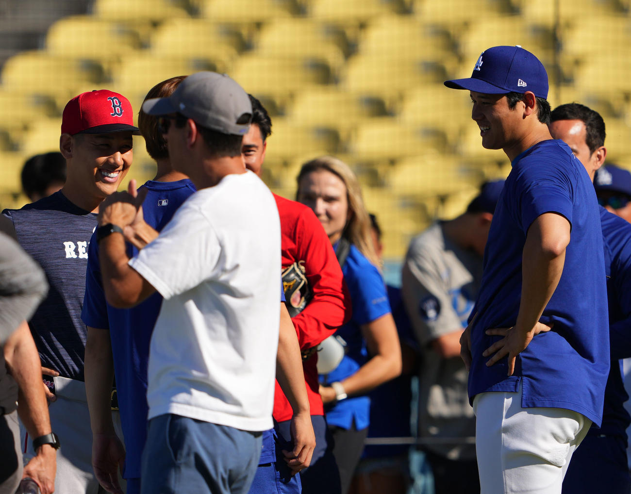 ドジャース対レッドソックス　試合前に会話を交わす、左からレッドソックス吉田、ドジャース山本、大谷（撮影・横山健太）