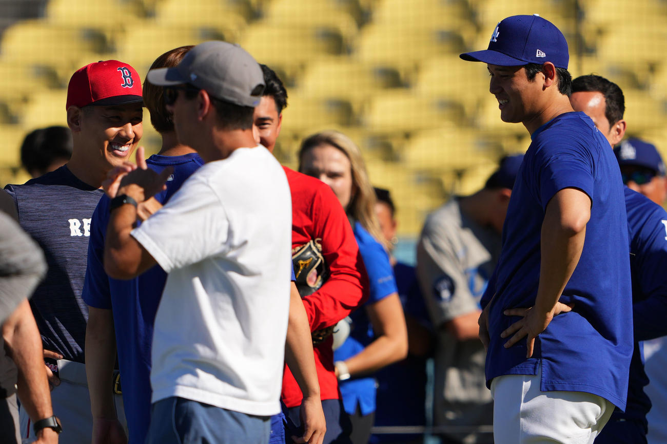ドジャース対レッドソックス　試合前に会話を交わす、左からレッドソックス吉田、ドジャース山本、大谷（撮影・横山健太）