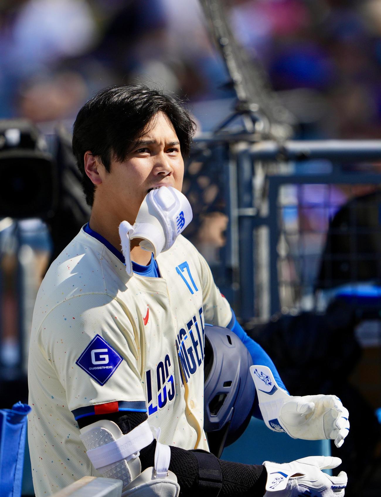 ドジャース対レッドソックス　1回裏ドジャース無死、一ゴロに倒れる大谷（撮影・横山健太）