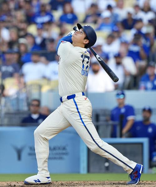 ドジャース対レッドソックス 7回裏ドジャース2死一塁、三飛に倒れる大谷(撮影・横山健太)