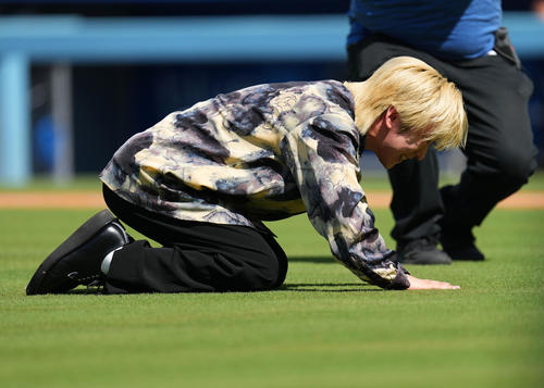 ドジャース対レッドソックス 試合前、始球式で暴投し土下座するCreepy NutsのDJ松永(撮影・横山健太)