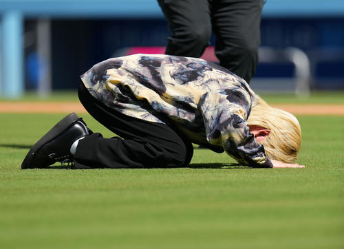 ドジャース対レッドソックス 試合前、始球式で暴投し土下座するCreepy NutsのDJ松永(撮影・横山健太)