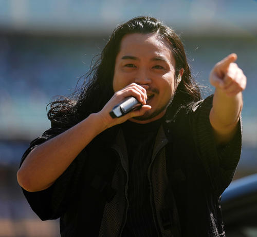 ドジャース対レッドソックス 試合前、会場を盛り上げるCreepy NutsのR-指定(撮影・横山健太)