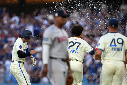 ドジャース対レッドソックス 11回裏ドジャース1死満塁、スミスの左前適時打でサヨナラ勝ちし水しぶきに驚く大谷(撮影・横山健太)