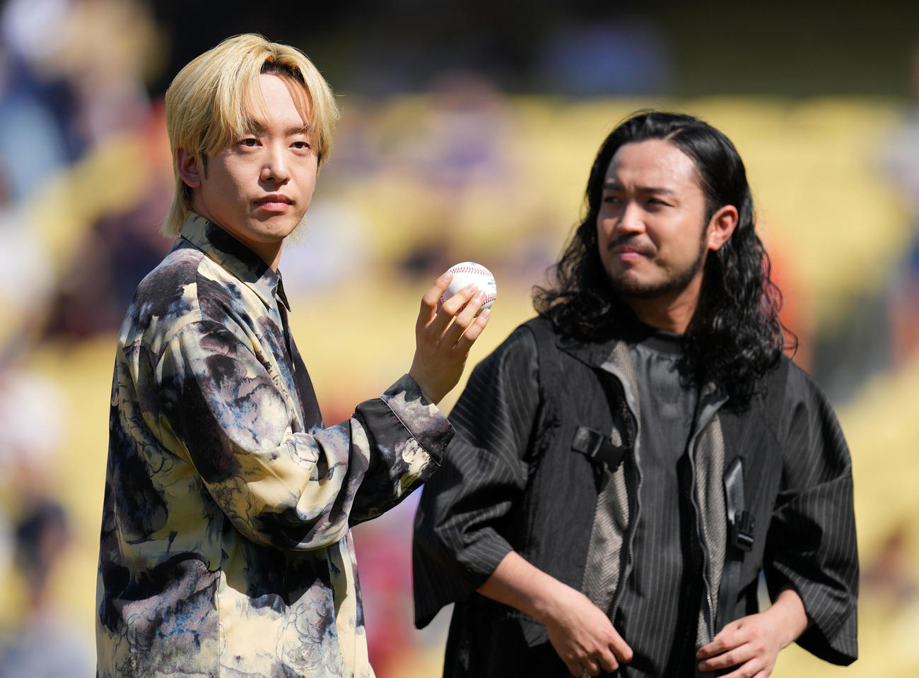 ドジャース対レッドソックス　試合前、始球式に登場したCreepy Nuts（撮影・横山健太）