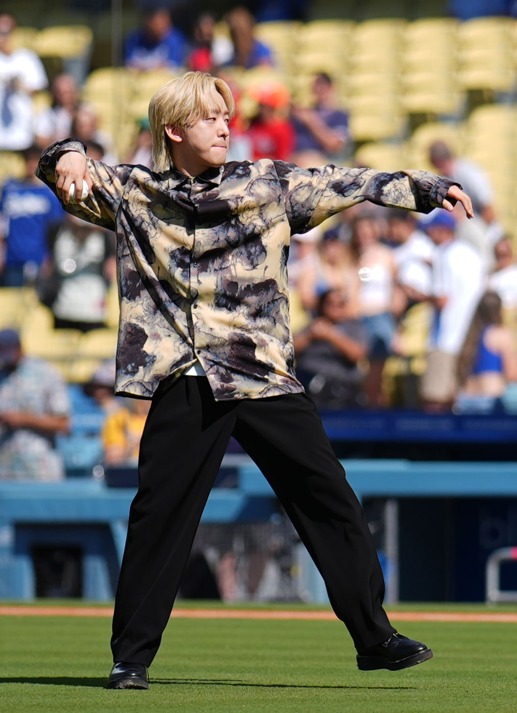 ドジャース対レッドソックス　試合前、始球式をするCreepy NutsのDJ松永（撮影・横山健太）