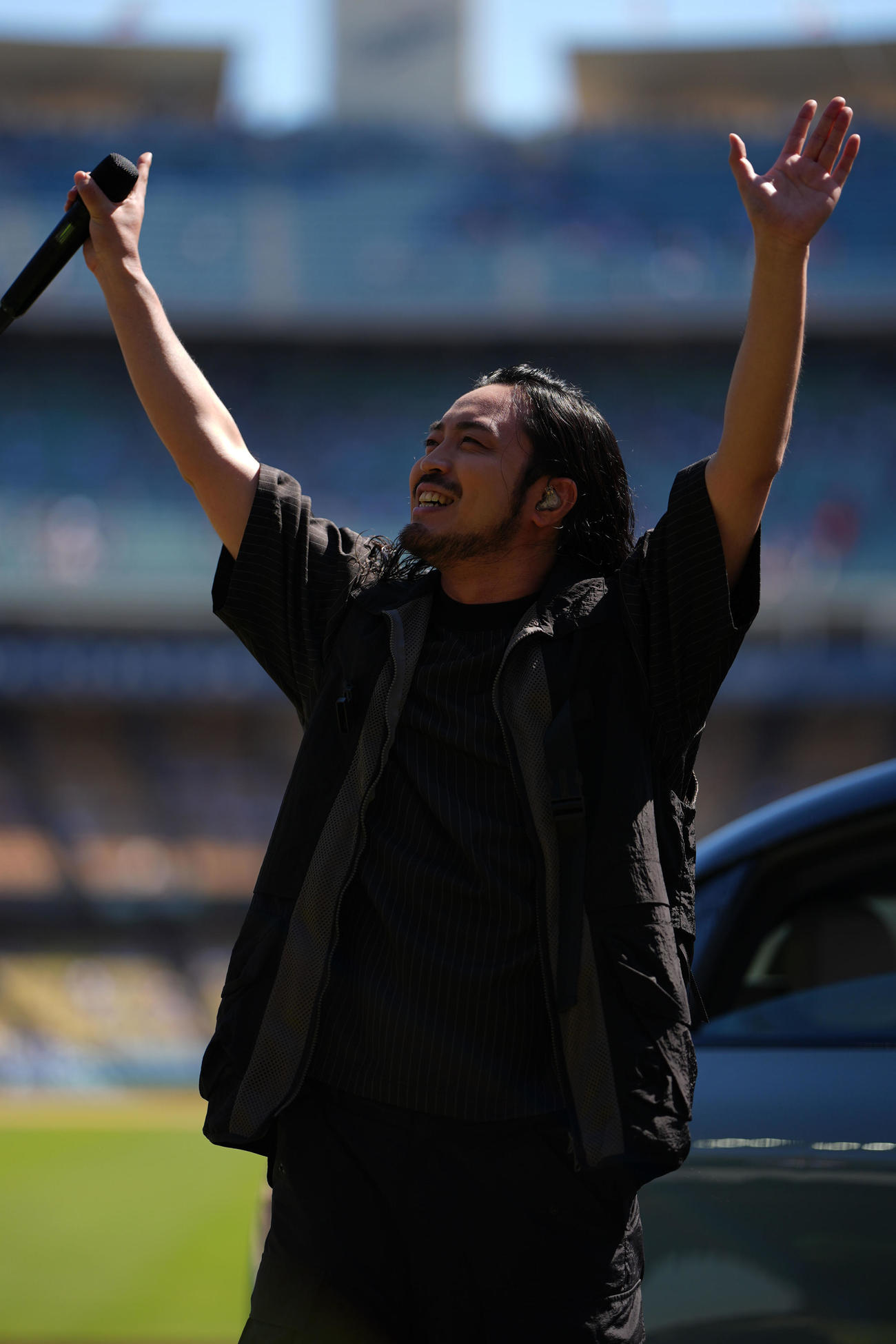 ドジャース対レッドソックス　試合前、会場を盛り上げるCreepy NutsのR－指定（撮影・横山健太）