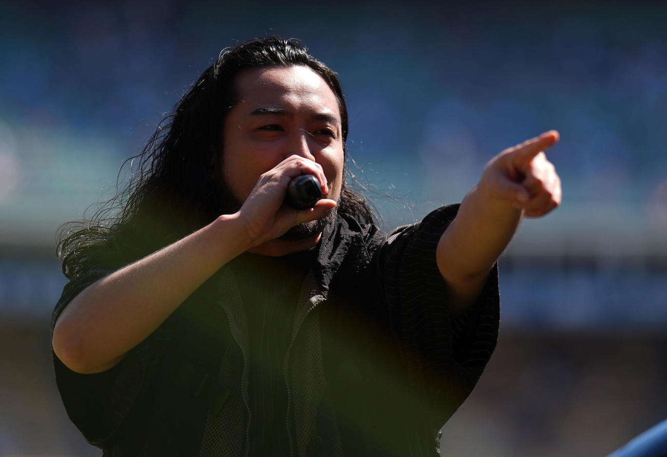 ドジャース対レッドソックス　試合前、会場を盛り上げるCreepy NutsのR－指定（撮影・横山健太）