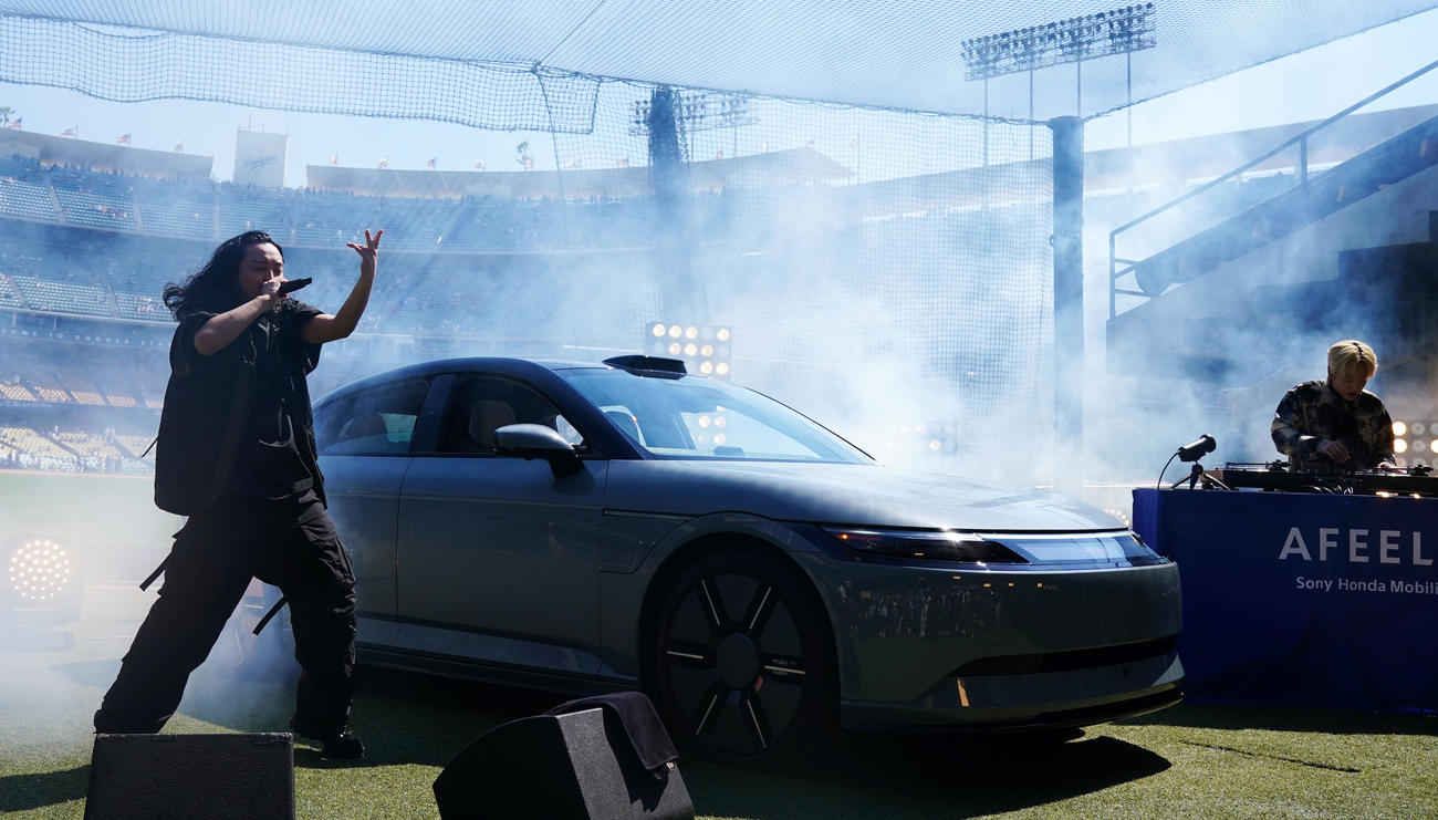 ドジャース対レッドソックス　試合前、会場を盛り上げるCreepy Nuts（撮影・横山健太）