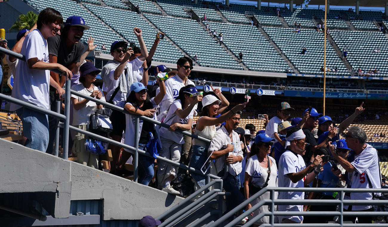 ドジャース対レッドソックス　試合前、Creepy Nutsのライブで盛り上がる観客（撮影・横山健太）