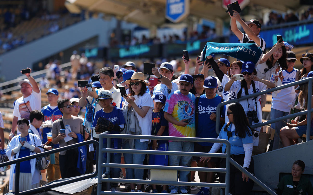 ドジャース対レッドソックス　試合前、Creepy Nutsのライブで盛り上がる観客（撮影・横山健太）