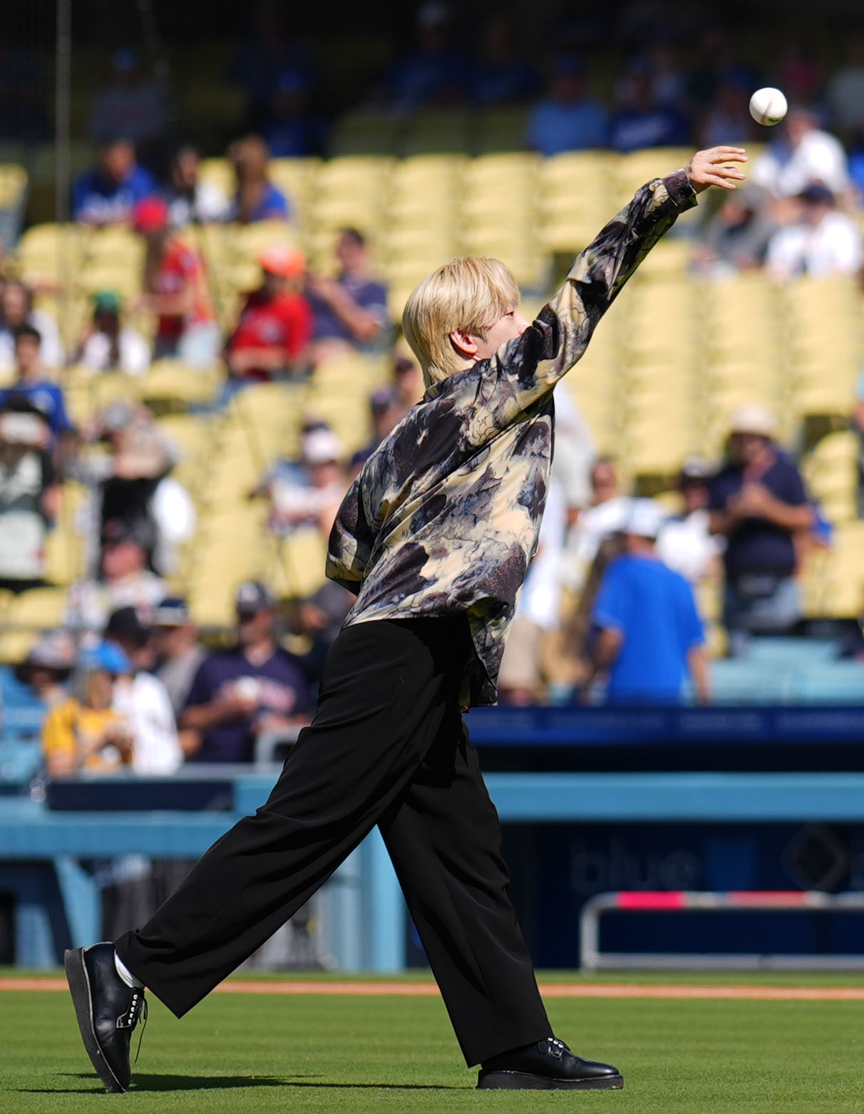 ドジャース対レッドソックス　試合前、始球式をするCreepy NutsのDJ松永（撮影・横山健太）