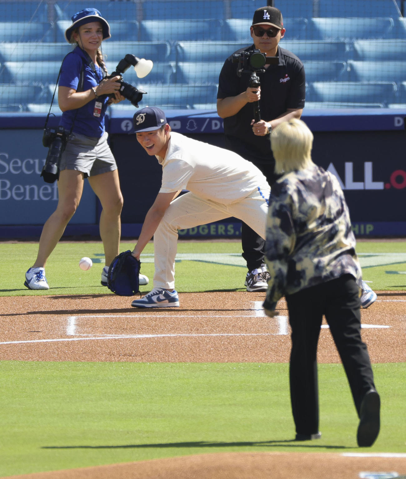 始球式を行うクリーピーナッツのDJ松永（手前）と捕手役のドジャース山本（共同）