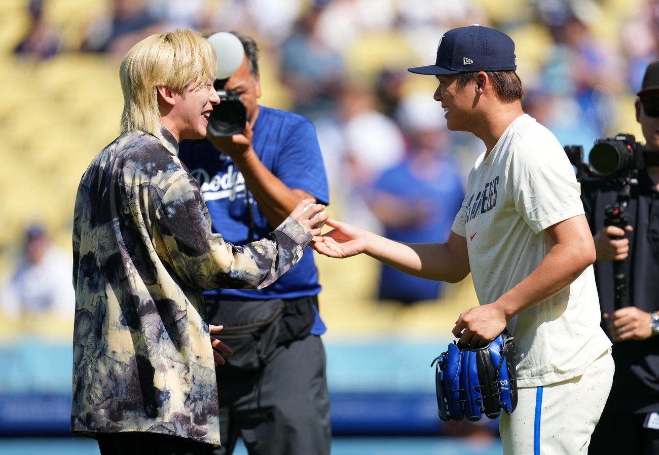 ドジャース対レッドソックス　試合前、始球式を終えドジャース山本（右）からボールを受け取るCreepy NutsのDJ松永（撮影・横山健太）