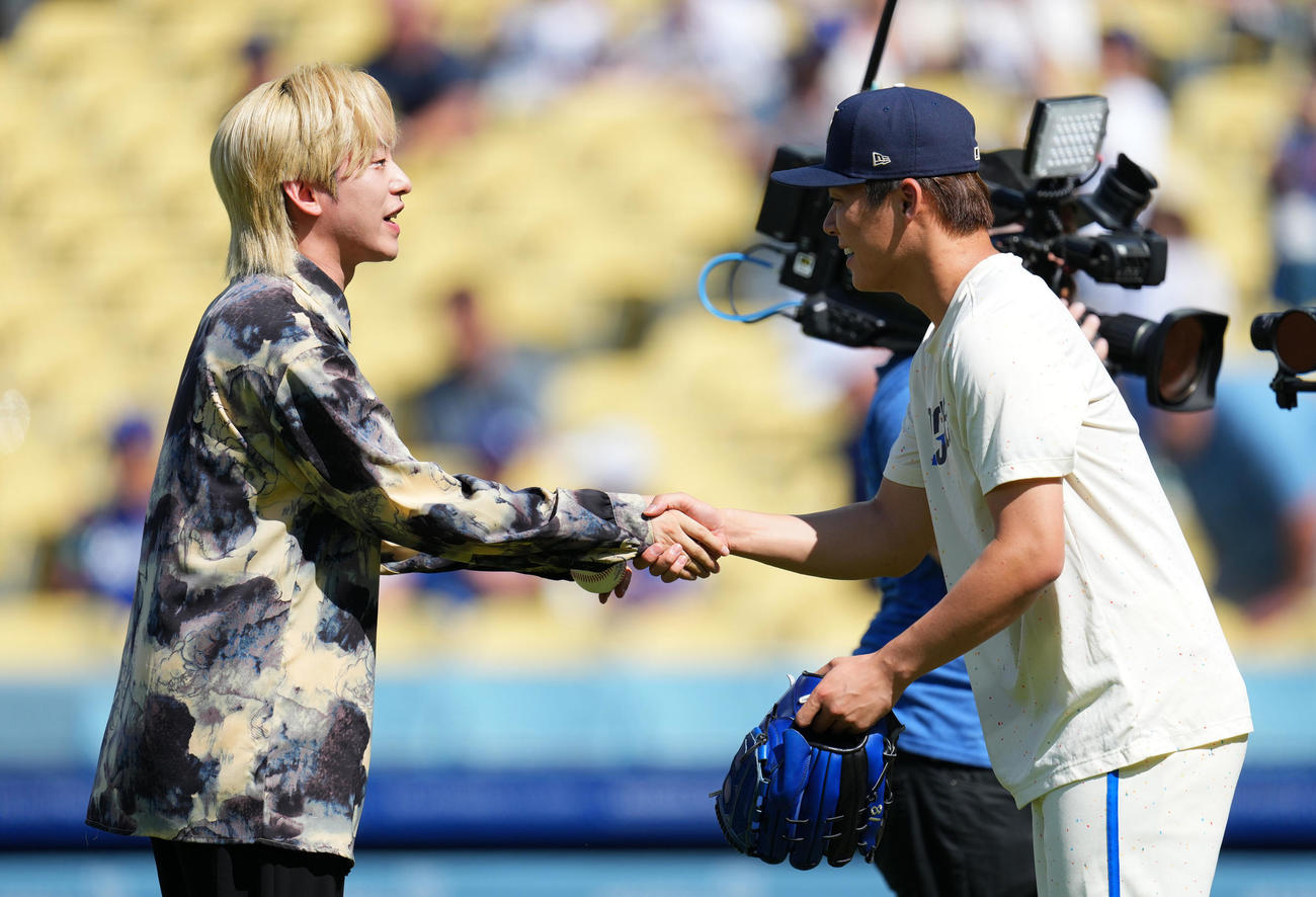 ドジャース対レッドソックス　試合前、始球式を終えドジャース山本（右）からボールを受け取るCreepy NutsのDJ松永（撮影・横山健太）
