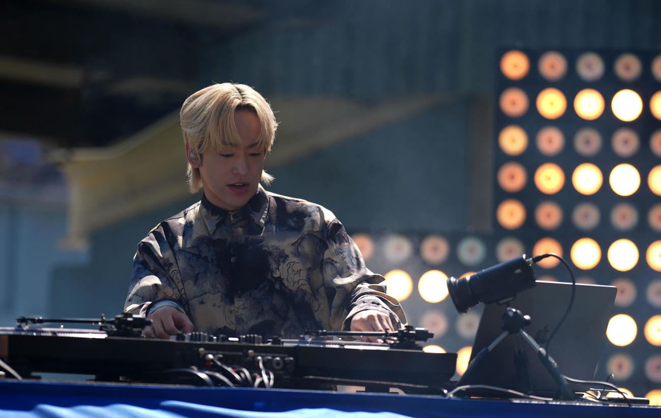 ドジャース対レッドソックス　試合前、会場を盛り上げるCreepy NutsのDJ松永（撮影・横山健太）