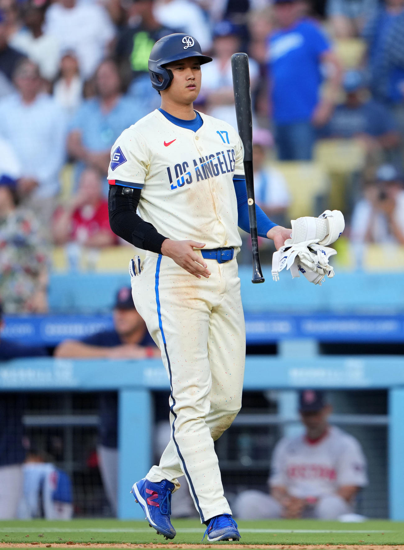 ドジャース対レッドソックス　9回裏ドジャース1死二塁、申告敬遠で出塁する大谷（撮影・横山健太）
