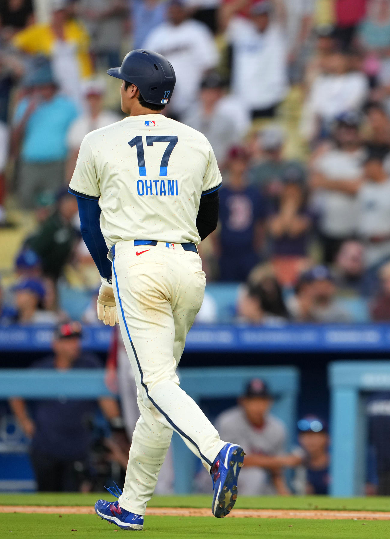 ドジャース対レッドソックス　11回裏ドジャース1死一、三塁、申告敬遠で出塁する大谷（撮影・横山健太）